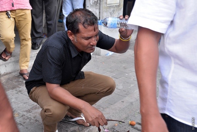 ޖުލައި 29، 2016: އިދިކޮޅު އިއްތިހާދުން އެމްޑީޕީ ހަރުގެ ކުރިމަތީ ބޭއްވި ސައިފޮދަށް ފުލުހުން ހުރަސް އެޅުން: ފުލުހުން ވަނީ އެކަމުގައި ބޭނުން ކުރަމުން ދިޔަ މޭޒުތައް ގެންގޮސްފައި--- ސަން ފޮޓޯ/ މުހައްމަދު އަފްރާހް