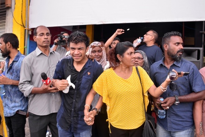 ޖުލައި 29، 2016: އިދިކޮޅު އިއްތިހާދުން އެމްޑީޕީ ހަރުގެ ކުރިމަތީ ބޭއްވި ސައިފޮދަށް ފުލުހުން ހުރަސް އެޅުން: ފުލުހުން ވަނީ އެކަމުގައި ބޭނުން ކުރަމުން ދިޔަ މޭޒުތައް ގެންގޮސްފައި--- ސަން ފޮޓޯ/ މުހައްމަދު އަފްރާހް