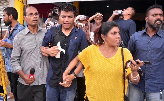 ޖުލައި 29، 2016: އިދިކޮޅު އިއްތިހާދުން އެމްޑީޕީ ހަރުގެ ކުރިމަތީ ބޭއްވި ސައިފޮދަށް ފުލުހުން ހުރަސް އެޅުން: ފުލުހުން ވަނީ އެކަމުގައި ބޭނުން ކުރަމުން ދިޔަ މޭޒުތައް ގެންގޮސްފައި--- ސަން ފޮޓޯ/ މުހައްމަދު އަފްރާހް