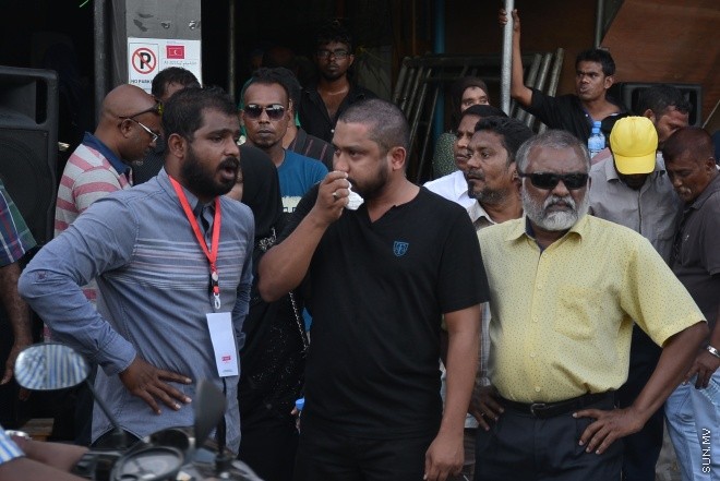 ޖުލައި 29، 2016: އިދިކޮޅު އިއްތިހާދުން އެމްޑީޕީ ހަރުގެ ކުރިމަތީ ބޭއްވި ސައިފޮދަށް ފުލުހުން ހުރަސް އެޅުން: ފުލުހުން ވަނީ އެކަމުގައި ބޭނުން ކުރަމުން ދިޔަ މޭޒުތައް ގެންގޮސްފައި--- ސަން ފޮޓޯ/ މުހައްމަދު އަފްރާހް