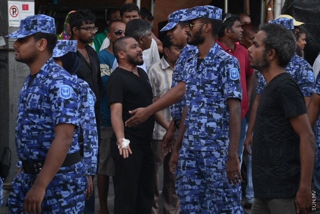 ޖުލައި 29، 2016: އިދިކޮޅު އިއްތިހާދުން އެމްޑީޕީ ހަރުގެ ކުރިމަތީ ބޭއްވި ސައިފޮދަށް ފުލުހުން ހުރަސް އެޅުން: ފުލުހުން ވަނީ އެކަމުގައި ބޭނުން ކުރަމުން ދިޔަ މޭޒުތައް ގެންގޮސްފައި--- ސަން ފޮޓޯ/ މުހައްމަދު އަފްރާހް