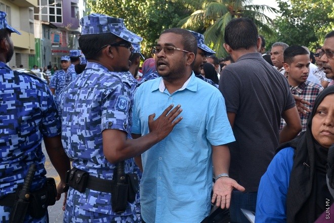 ޖުލައި 29، 2016: އިދިކޮޅު އިއްތިހާދުން އެމްޑީޕީ ހަރުގެ ކުރިމަތީ ބޭއްވި ސައިފޮދަށް ފުލުހުން ހުރަސް އެޅުން: ފުލުހުން ވަނީ އެކަމުގައި ބޭނުން ކުރަމުން ދިޔަ މޭޒުތައް ގެންގޮސްފައި--- ސަން ފޮޓޯ/ މުހައްމަދު އަފްރާހް