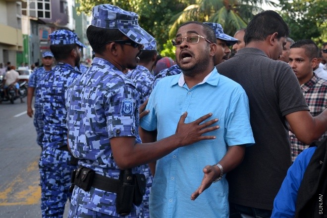 ޖުލައި 29، 2016: އިދިކޮޅު އިއްތިހާދުން އެމްޑީޕީ ހަރުގެ ކުރިމަތީ ބޭއްވި ސައިފޮދަށް ފުލުހުން ހުރަސް އެޅުން: ފުލުހުން ވަނީ އެކަމުގައި ބޭނުން ކުރަމުން ދިޔަ މޭޒުތައް ގެންގޮސްފައި--- ސަން ފޮޓޯ/ މުހައްމަދު އަފްރާހް