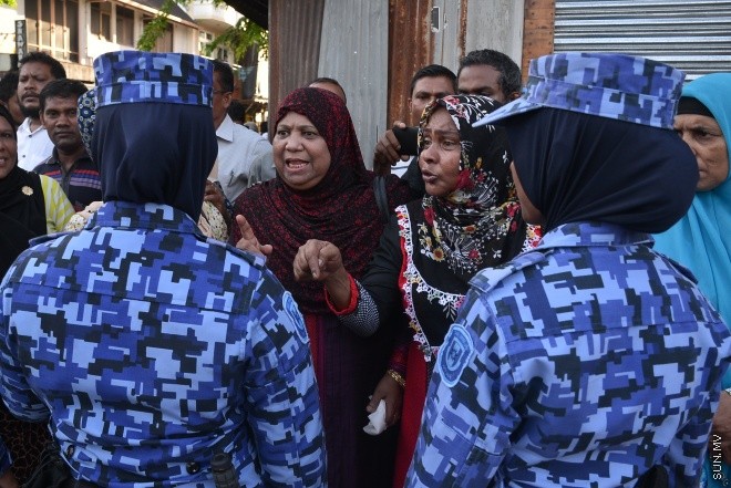 ޖުލައި 29، 2016: އިދިކޮޅު އިއްތިހާދުން އެމްޑީޕީ ހަރުގެ ކުރިމަތީ ބޭއްވި ސައިފޮދަށް ފުލުހުން ހުރަސް އެޅުން: ފުލުހުން ވަނީ އެކަމުގައި ބޭނުން ކުރަމުން ދިޔަ މޭޒުތައް ގެންގޮސްފައި--- ސަން ފޮޓޯ/ މުހައްމަދު އަފްރާހް