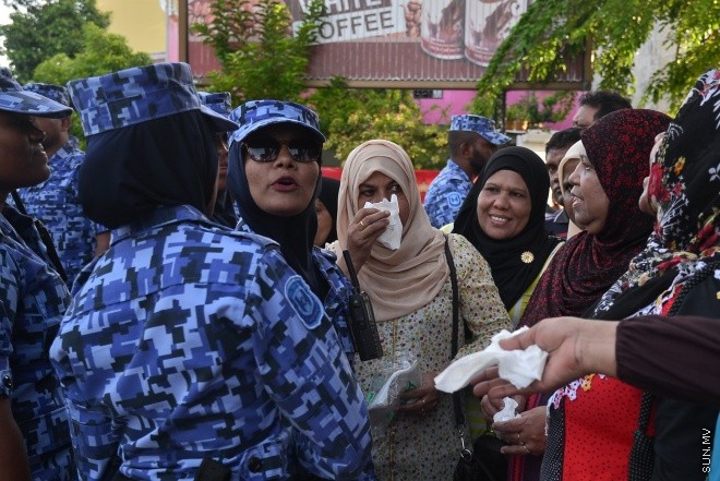 ޖުލައި 29، 2016: އިދިކޮޅު އިއްތިހާދުން އެމްޑީޕީ ހަރުގެ ކުރިމަތީ ބޭއްވި ސައިފޮދަށް ފުލުހުން ހުރަސް އެޅުން: ފުލުހުން ވަނީ އެކަމުގައި ބޭނުން ކުރަމުން ދިޔަ މޭޒުތައް ގެންގޮސްފައި--- ސަން ފޮޓޯ/ މުހައްމަދު އަފްރާހް