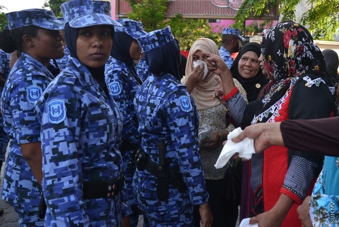 ޖުލައި 29، 2016: އިދިކޮޅު އިއްތިހާދުން އެމްޑީޕީ ހަރުގެ ކުރިމަތީ ބޭއްވި ސައިފޮދަށް ފުލުހުން ހުރަސް އެޅުން: ފުލުހުން ވަނީ އެކަމުގައި ބޭނުން ކުރަމުން ދިޔަ މޭޒުތައް ގެންގޮސްފައި--- ސަން ފޮޓޯ/ މުހައްމަދު އަފްރާހް