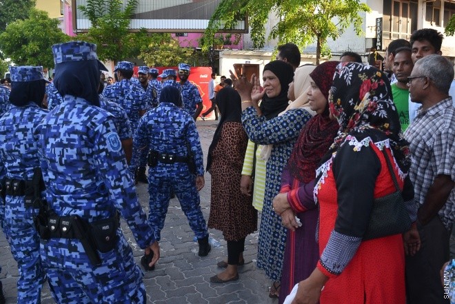 ޖުލައި 29، 2016: އިދިކޮޅު އިއްތިހާދުން އެމްޑީޕީ ހަރުގެ ކުރިމަތީ ބޭއްވި ސައިފޮދަށް ފުލުހުން ހުރަސް އެޅުން: ފުލުހުން ވަނީ އެކަމުގައި ބޭނުން ކުރަމުން ދިޔަ މޭޒުތައް ގެންގޮސްފައި--- ސަން ފޮޓޯ/ މުހައްމަދު އަފްރާހް