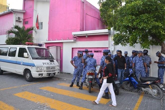 ޖުލައި 29، 2016: އިދިކޮޅު އިއްތިހާދުން އެމްޑީޕީ ހަރުގެ ކުރިމަތީ ބޭއްވި ސައިފޮދަށް ފުލުހުން ހުރަސް އެޅުން: ފުލުހުން ވަނީ އެކަމުގައި ބޭނުން ކުރަމުން ދިޔަ މޭޒުތައް ގެންގޮސްފައި--- ސަން ފޮޓޯ/ މުހައްމަދު އަފްރާހް