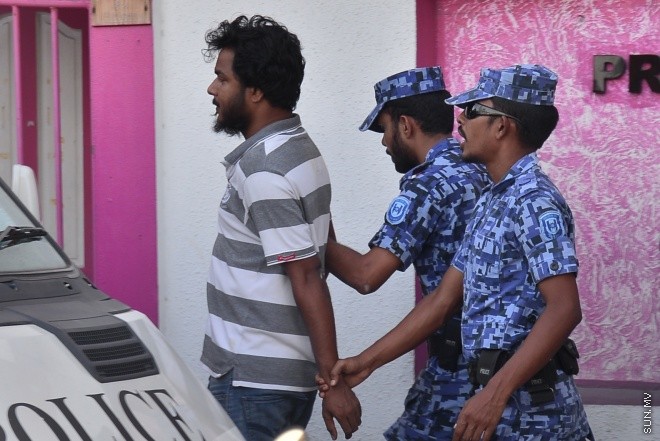 ޖުލައި 29، 2016: އިދިކޮޅު އިއްތިހާދުން އެމްޑީޕީ ހަރުގެ ކުރިމަތީ ބޭއްވި ސައިފޮދަށް ފުލުހުން ހުރަސް އެޅުން: ފުލުހުން ވަނީ އެކަމުގައި ބޭނުން ކުރަމުން ދިޔަ މޭޒުތައް ގެންގޮސްފައި--- ސަން ފޮޓޯ/ މުހައްމަދު އަފްރާހް