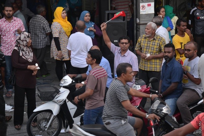 ޖުލައި 29، 2016: އިދިކޮޅު އިއްތިހާދުން އެމްޑީޕީ ހަރުގެ ކުރިމަތީ ބޭއްވި ސައިފޮދަށް ފުލުހުން ހުރަސް އެޅުން: ފުލުހުން ވަނީ އެކަމުގައި ބޭނުން ކުރަމުން ދިޔަ މޭޒުތައް ގެންގޮސްފައި--- ސަން ފޮޓޯ/ މުހައްމަދު އަފްރާހް