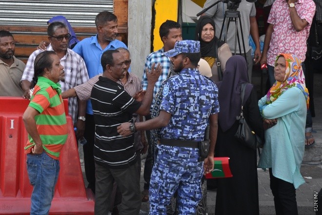 ޖުލައި 29، 2016: އިދިކޮޅު އިއްތިހާދުން އެމްޑީޕީ ހަރުގެ ކުރިމަތީ ބޭއްވި ސައިފޮދަށް ފުލުހުން ހުރަސް އެޅުން: ފުލުހުން ވަނީ އެކަމުގައި ބޭނުން ކުރަމުން ދިޔަ މޭޒުތައް ގެންގޮސްފައި--- ސަން ފޮޓޯ/ މުހައްމަދު އަފްރާހް