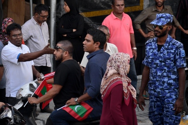 ޖުލައި 29، 2016: އިދިކޮޅު އިއްތިހާދުން އެމްޑީޕީ ހަރުގެ ކުރިމަތީ ބޭއްވި ސައިފޮދަށް ފުލުހުން ހުރަސް އެޅުން: ފުލުހުން ވަނީ އެކަމުގައި ބޭނުން ކުރަމުން ދިޔަ މޭޒުތައް ގެންގޮސްފައި--- ސަން ފޮޓޯ/ މުހައްމަދު އަފްރާހް