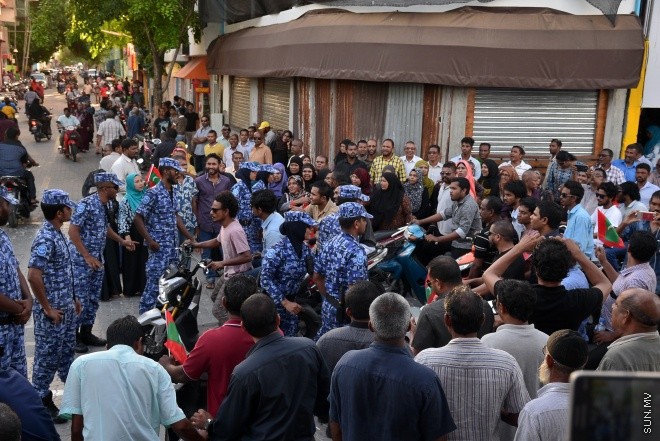 ޖުލައި 29، 2016: އިދިކޮޅު އިއްތިހާދުން އެމްޑީޕީ ހަރުގެ ކުރިމަތީ ބޭއްވި ސައިފޮދަށް ފުލުހުން ހުރަސް އެޅުން: ފުލުހުން ވަނީ އެކަމުގައި ބޭނުން ކުރަމުން ދިޔަ މޭޒުތައް ގެންގޮސްފައި--- ސަން ފޮޓޯ/ މުހައްމަދު އަފްރާހް