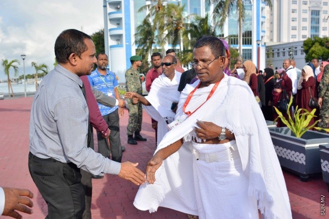 އޯގަސްޓް 15، 2016: މިއަހަރުގެ ހައްޖުގެ މަތިވެރި އަޅުކަން އަދާކުޅައުމަށް، ހައްޖު ކޯޕަރޭޝަނުގެ ހަވާލުގައި ދާ ހައްޖުވެރީންގެ ފުރަތަމަ ގްރޫޕް ފުރުން -- ސަން ފޮޓޯ/ ފަޔާޒު މޫސާ