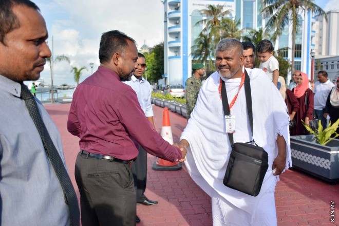 އޯގަސްޓް 15، 2016: މިއަހަރުގެ ހައްޖުގެ މަތިވެރި އަޅުކަން އަދާކުޅައުމަށް، ހައްޖު ކޯޕަރޭޝަނުގެ ހަވާލުގައި ދާ ހައްޖުވެރީންގެ ފުރަތަމަ ގްރޫޕް ފުރުން -- ސަން ފޮޓޯ/ ފަޔާޒު މޫސާ