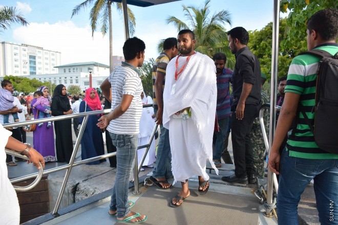 އޯގަސްޓް 15، 2016: މިއަހަރުގެ ހައްޖުގެ މަތިވެރި އަޅުކަން އަދާކުޅައުމަށް، ހައްޖު ކޯޕަރޭޝަނުގެ ހަވާލުގައި ދާ ހައްޖުވެރީންގެ ފުރަތަމަ ގްރޫޕް ފުރުން -- ސަން ފޮޓޯ/ ފަޔާޒު މޫސާ