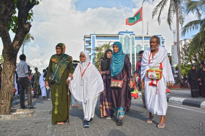 އޯގަސްޓް 15، 2016: މިއަހަރުގެ ހައްޖުގެ މަތިވެރި އަޅުކަން އަދާކުޅައުމަށް، ހައްޖު ކޯޕަރޭޝަނުގެ ހަވާލުގައި ދާ ހައްޖުވެރީންގެ ފުރަތަމަ ގްރޫޕް ފުރުން -- ސަން ފޮޓޯ/ ފަޔާޒު މޫސާ