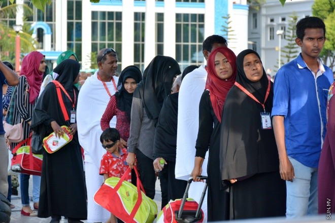 އޯގަސްޓް 15، 2016: މިއަހަރުގެ ހައްޖުގެ މަތިވެރި އަޅުކަން އަދާކުޅައުމަށް، ހައްޖު ކޯޕަރޭޝަނުގެ ހަވާލުގައި ދާ ހައްޖުވެރީންގެ ފުރަތަމަ ގްރޫޕް ފުރުން -- ސަން ފޮޓޯ/ ފަޔާޒު މޫސާ