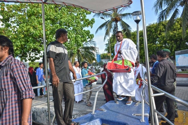 އޯގަސްޓް 15، 2016: މިއަހަރުގެ ހައްޖުގެ މަތިވެރި އަޅުކަން އަދާކުޅައުމަށް، ހައްޖު ކޯޕަރޭޝަނުގެ ހަވާލުގައި ދާ ހައްޖުވެރީންގެ ފުރަތަމަ ގްރޫޕް ފުރުން -- ސަން ފޮޓޯ/ ފަޔާޒު މޫސާ