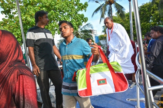 އޯގަސްޓް 15، 2016: މިއަހަރުގެ ހައްޖުގެ މަތިވެރި އަޅުކަން އަދާކުޅައުމަށް، ހައްޖު ކޯޕަރޭޝަނުގެ ހަވާލުގައި ދާ ހައްޖުވެރީންގެ ފުރަތަމަ ގްރޫޕް ފުރުން -- ސަން ފޮޓޯ/ ފަޔާޒު މޫސާ