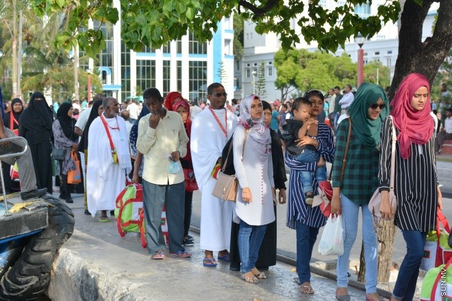 އޯގަސްޓް 15، 2016: މިއަހަރުގެ ހައްޖުގެ މަތިވެރި އަޅުކަން އަދާކުޅައުމަށް، ހައްޖު ކޯޕަރޭޝަނުގެ ހަވާލުގައި ދާ ހައްޖުވެރީންގެ ފުރަތަމަ ގްރޫޕް ފުރުން -- ސަން ފޮޓޯ/ ފަޔާޒު މޫސާ