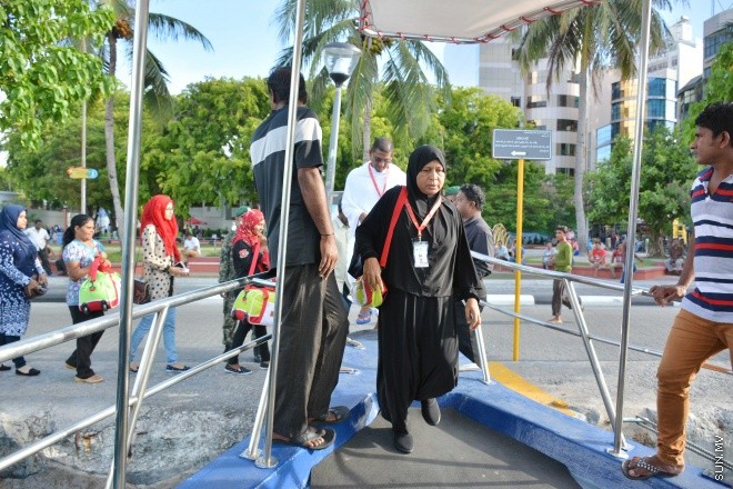 އޯގަސްޓް 15، 2016: މިއަހަރުގެ ހައްޖުގެ މަތިވެރި އަޅުކަން އަދާކުޅައުމަށް، ހައްޖު ކޯޕަރޭޝަނުގެ ހަވާލުގައި ދާ ހައްޖުވެރީންގެ ފުރަތަމަ ގްރޫޕް ފުރުން -- ސަން ފޮޓޯ/ ފަޔާޒު މޫސާ