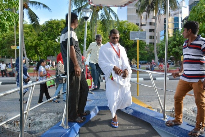 އޯގަސްޓް 15، 2016: މިއަހަރުގެ ހައްޖުގެ މަތިވެރި އަޅުކަން އަދާކުޅައުމަށް، ހައްޖު ކޯޕަރޭޝަނުގެ ހަވާލުގައި ދާ ހައްޖުވެރީންގެ ފުރަތަމަ ގްރޫޕް ފުރުން -- ސަން ފޮޓޯ/ ފަޔާޒު މޫސާ