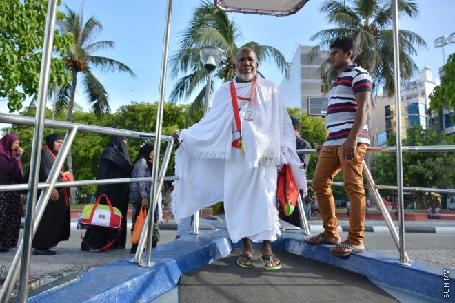 އޯގަސްޓް 15، 2016: މިއަހަރުގެ ހައްޖުގެ މަތިވެރި އަޅުކަން އަދާކުޅައުމަށް، ހައްޖު ކޯޕަރޭޝަނުގެ ހަވާލުގައި ދާ ހައްޖުވެރީންގެ ފުރަތަމަ ގްރޫޕް ފުރުން -- ސަން ފޮޓޯ/ ފަޔާޒު މޫސާ