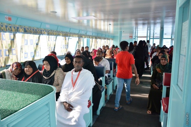 އޯގަސްޓް 15، 2016: މިއަހަރުގެ ހައްޖުގެ މަތިވެރި އަޅުކަން އަދާކުޅައުމަށް، ހައްޖު ކޯޕަރޭޝަނުގެ ހަވާލުގައި ދާ ހައްޖުވެރީންގެ ފުރަތަމަ ގްރޫޕް ފުރުން -- ސަން ފޮޓޯ/ ފަޔާޒު މޫސާ