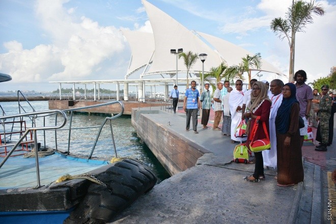 އޯގަސްޓް 15، 2016: މިއަހަރުގެ ހައްޖުގެ މަތިވެރި އަޅުކަން އަދާކުޅައުމަށް، ހައްޖު ކޯޕަރޭޝަނުގެ ހަވާލުގައި ދާ ހައްޖުވެރީންގެ ފުރަތަމަ ގްރޫޕް ފުރުން -- ސަން ފޮޓޯ/ ފަޔާޒު މޫސާ