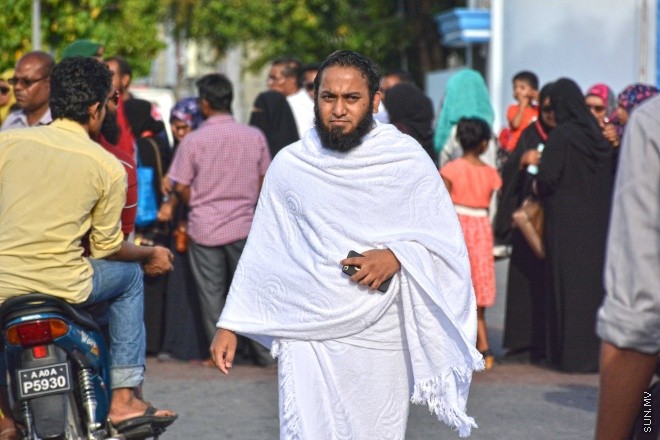 އޯގަސްޓް 15، 2016: މިއަހަރުގެ ހައްޖުގެ މަތިވެރި އަޅުކަން އަދާކުޅައުމަށް، ހައްޖު ކޯޕަރޭޝަނުގެ ހަވާލުގައި ދާ ހައްޖުވެރީންގެ ފުރަތަމަ ގްރޫޕް ފުރުން -- ސަން ފޮޓޯ/ ފަޔާޒު މޫސާ