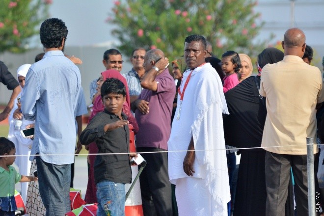 އޯގަސްޓް 15، 2016: މިއަހަރުގެ ހައްޖުގެ މަތިވެރި އަޅުކަން އަދާކުޅައުމަށް، ހައްޖު ކޯޕަރޭޝަނުގެ ހަވާލުގައި ދާ ހައްޖުވެރީންގެ ފުރަތަމަ ގްރޫޕް ފުރުން -- ސަން ފޮޓޯ/ ފަޔާޒު މޫސާ