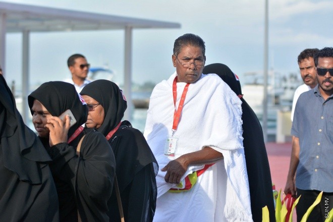 އޯގަސްޓް 15، 2016: މިއަހަރުގެ ހައްޖުގެ މަތިވެރި އަޅުކަން އަދާކުޅައުމަށް، ހައްޖު ކޯޕަރޭޝަނުގެ ހަވާލުގައި ދާ ހައްޖުވެރީންގެ ފުރަތަމަ ގްރޫޕް ފުރުން -- ސަން ފޮޓޯ/ ފަޔާޒު މޫސާ