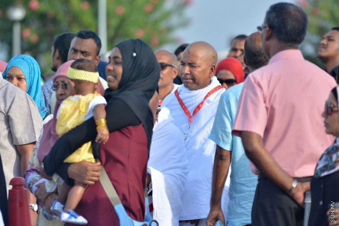 އޯގަސްޓް 15، 2016: މިއަހަރުގެ ހައްޖުގެ މަތިވެރި އަޅުކަން އަދާކުޅައުމަށް، ހައްޖު ކޯޕަރޭޝަނުގެ ހަވާލުގައި ދާ ހައްޖުވެރީންގެ ފުރަތަމަ ގްރޫޕް ފުރުން -- ސަން ފޮޓޯ/ ފަޔާޒު މޫސާ