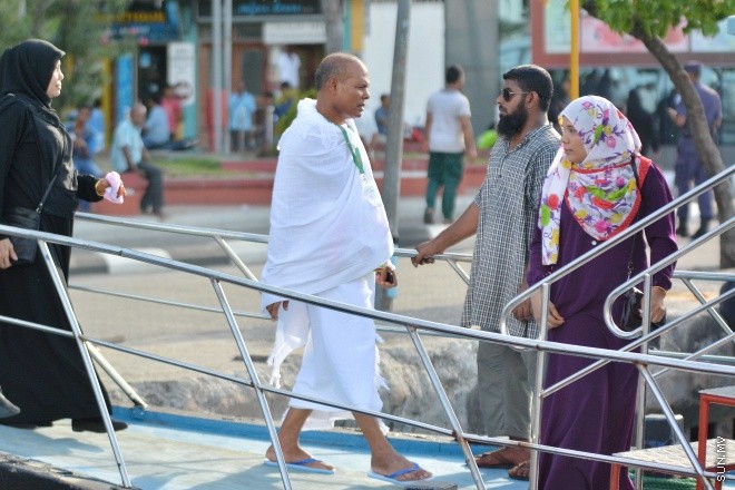 އޯގަސްޓް 15، 2016: މިއަހަރުގެ ހައްޖުގެ މަތިވެރި އަޅުކަން އަދާކުޅައުމަށް، ހައްޖު ކޯޕަރޭޝަނުގެ ހަވާލުގައި ދާ ހައްޖުވެރީންގެ ފުރަތަމަ ގްރޫޕް ފުރުން -- ސަން ފޮޓޯ/ ފަޔާޒު މޫސާ