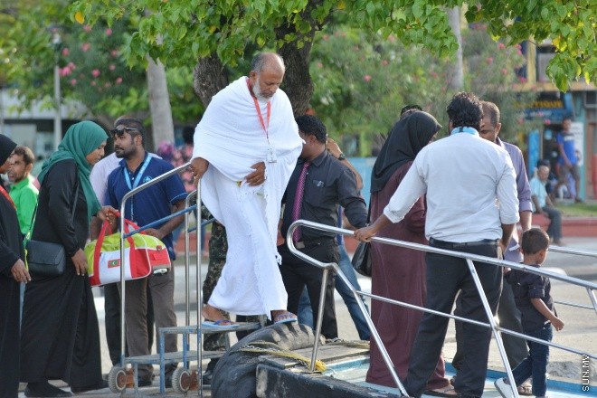 އޯގަސްޓް 15، 2016: މިއަހަރުގެ ހައްޖުގެ މަތިވެރި އަޅުކަން އަދާކުޅައުމަށް، ހައްޖު ކޯޕަރޭޝަނުގެ ހަވާލުގައި ދާ ހައްޖުވެރީންގެ ފުރަތަމަ ގްރޫޕް ފުރުން -- ސަން ފޮޓޯ/ ފަޔާޒު މޫސާ