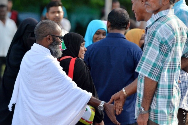 އޯގަސްޓް 15، 2016: މިއަހަރުގެ ހައްޖުގެ މަތިވެރި އަޅުކަން އަދާކުޅައުމަށް، ހައްޖު ކޯޕަރޭޝަނުގެ ހަވާލުގައި ދާ ހައްޖުވެރީންގެ ފުރަތަމަ ގްރޫޕް ފުރުން -- ސަން ފޮޓޯ/ ފަޔާޒު މޫސާ