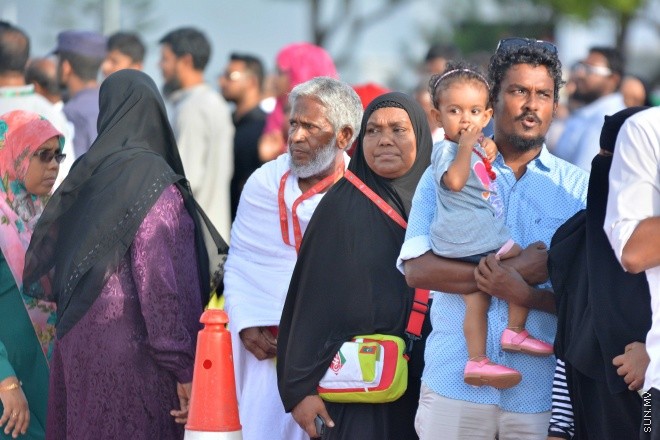 އޯގަސްޓް 15، 2016: މިއަހަރުގެ ހައްޖުގެ މަތިވެރި އަޅުކަން އަދާކުޅައުމަށް، ހައްޖު ކޯޕަރޭޝަނުގެ ހަވާލުގައި ދާ ހައްޖުވެރީންގެ ފުރަތަމަ ގްރޫޕް ފުރުން -- ސަން ފޮޓޯ/ ފަޔާޒު މޫސާ