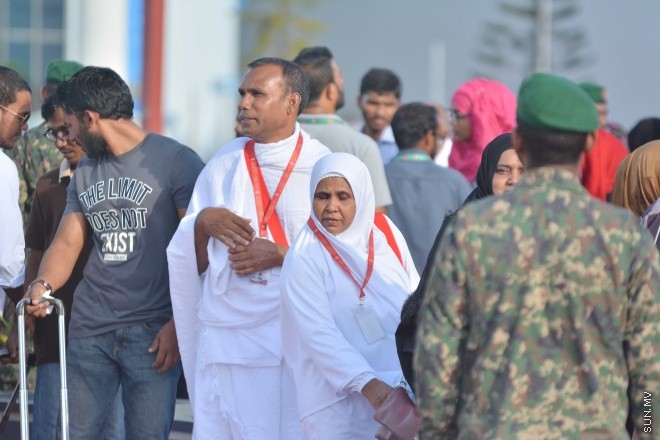 އޯގަސްޓް 15، 2016: މިއަހަރުގެ ހައްޖުގެ މަތިވެރި އަޅުކަން އަދާކުޅައުމަށް، ހައްޖު ކޯޕަރޭޝަނުގެ ހަވާލުގައި ދާ ހައްޖުވެރީންގެ ފުރަތަމަ ގްރޫޕް ފުރުން -- ސަން ފޮޓޯ/ ފަޔާޒު މޫސާ