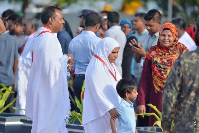 އޯގަސްޓް 15، 2016: މިއަހަރުގެ ހައްޖުގެ މަތިވެރި އަޅުކަން އަދާކުޅައުމަށް، ހައްޖު ކޯޕަރޭޝަނުގެ ހަވާލުގައި ދާ ހައްޖުވެރީންގެ ފުރަތަމަ ގްރޫޕް ފުރުން -- ސަން ފޮޓޯ/ ފަޔާޒު މޫސާ