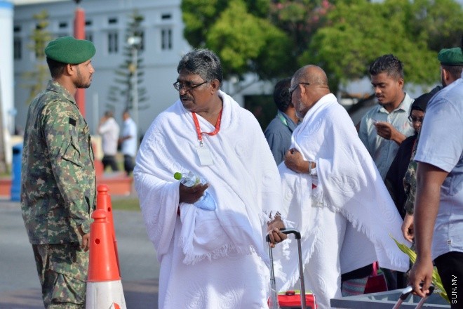 އޯގަސްޓް 15، 2016: މިއަހަރުގެ ހައްޖުގެ މަތިވެރި އަޅުކަން އަދާކުޅައުމަށް، ހައްޖު ކޯޕަރޭޝަނުގެ ހަވާލުގައި ދާ ހައްޖުވެރީންގެ ފުރަތަމަ ގްރޫޕް ފުރުން -- ސަން ފޮޓޯ/ ފަޔާޒު މޫސާ