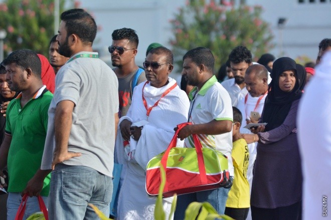 އޯގަސްޓް 15، 2016: މިއަހަރުގެ ހައްޖުގެ މަތިވެރި އަޅުކަން އަދާކުޅައުމަށް، ހައްޖު ކޯޕަރޭޝަނުގެ ހަވާލުގައި ދާ ހައްޖުވެރީންގެ ފުރަތަމަ ގްރޫޕް ފުރުން -- ސަން ފޮޓޯ/ ފަޔާޒު މޫސާ