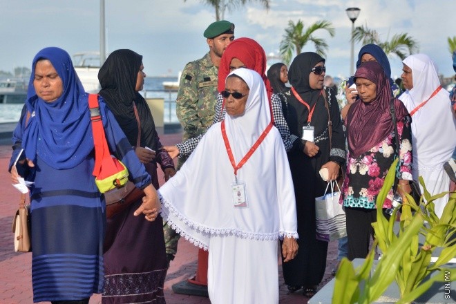 އޯގަސްޓް 15، 2016: މިއަހަރުގެ ހައްޖުގެ މަތިވެރި އަޅުކަން އަދާކުޅައުމަށް، ހައްޖު ކޯޕަރޭޝަނުގެ ހަވާލުގައި ދާ ހައްޖުވެރީންގެ ފުރަތަމަ ގްރޫޕް ފުރުން -- ސަން ފޮޓޯ/ ފަޔާޒު މޫސާ