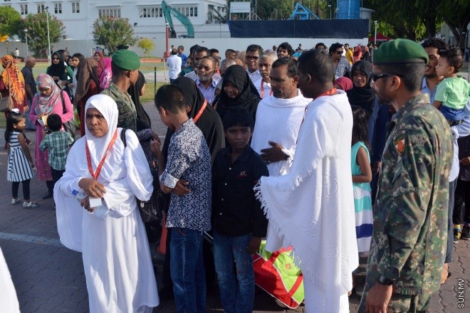 އޯގަސްޓް 15، 2016: މިއަހަރުގެ ހައްޖުގެ މަތިވެރި އަޅުކަން އަދާކުޅައުމަށް، ހައްޖު ކޯޕަރޭޝަނުގެ ހަވާލުގައި ދާ ހައްޖުވެރީންގެ ފުރަތަމަ ގްރޫޕް ފުރުން -- ސަން ފޮޓޯ/ ފަޔާޒު މޫސާ