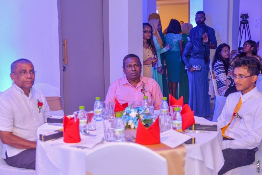  26 ސެޕްޓެމްބަރ 2016: އޭއެޗް އެންޑް އެސޯސިއޭޓްސް ބައިނަލްއަގުވާމީވެ، ކްރޯ ހޯވާތު މޯލްޑިވްސްއަށް ރީބްރޭންޑް ކުރުމަށް ބޭއްވި ރަސްމިއްޔާތުގެ ތެރެއިން--- ސަން ފޮޓޯ: މުހައްމަދު އަފްރާހް