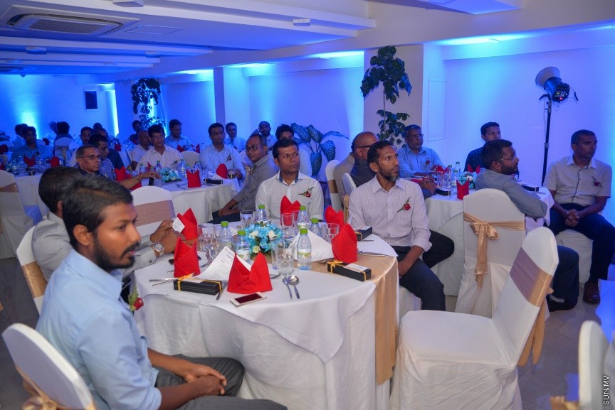  26 ސެޕްޓެމްބަރ 2016: އޭއެޗް އެންޑް އެސޯސިއޭޓްސް ބައިނަލްއަގުވާމީވެ، ކްރޯ ހޯވާތު މޯލްޑިވްސްއަށް ރީބްރޭންޑް ކުރުމަށް ބޭއްވި ރަސްމިއްޔާތުގެ ތެރެއިން--- ސަން ފޮޓޯ: މުހައްމަދު އަފްރާހް