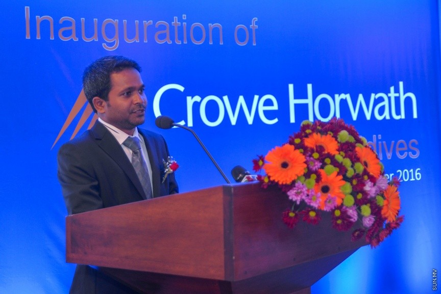  26 ސެޕްޓެމްބަރ 2016: އޭއެޗް އެންޑް އެސޯސިއޭޓްސް ބައިނަލްއަގުވާމީވެ، ކްރޯ ހޯވާތު މޯލްޑިވްސްއަށް ރީބްރޭންޑް ކުރުމަށް ބޭއްވި ރަސްމިއްޔާތުގެ ތެރެއިން--- ސަން ފޮޓޯ: މުހައްމަދު އަފްރާހް