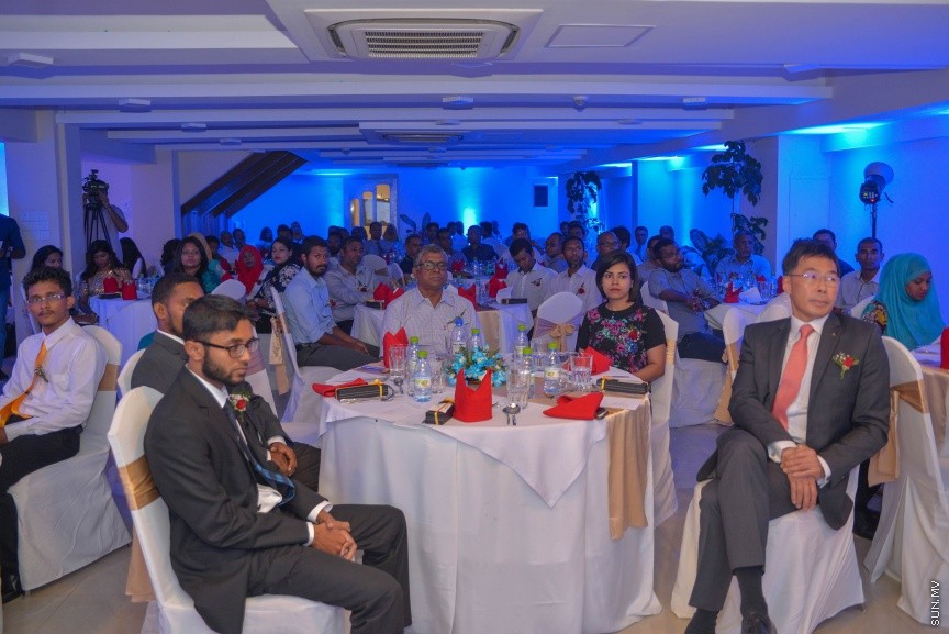  26 ސެޕްޓެމްބަރ 2016: އޭއެޗް އެންޑް އެސޯސިއޭޓްސް ބައިނަލްއަގުވާމީވެ، ކްރޯ ހޯވާތު މޯލްޑިވްސްއަށް ރީބްރޭންޑް ކުރުމަށް ބޭއްވި ރަސްމިއްޔާތުގެ ތެރެއިން--- ސަން ފޮޓޯ: މުހައްމަދު އަފްރާހް