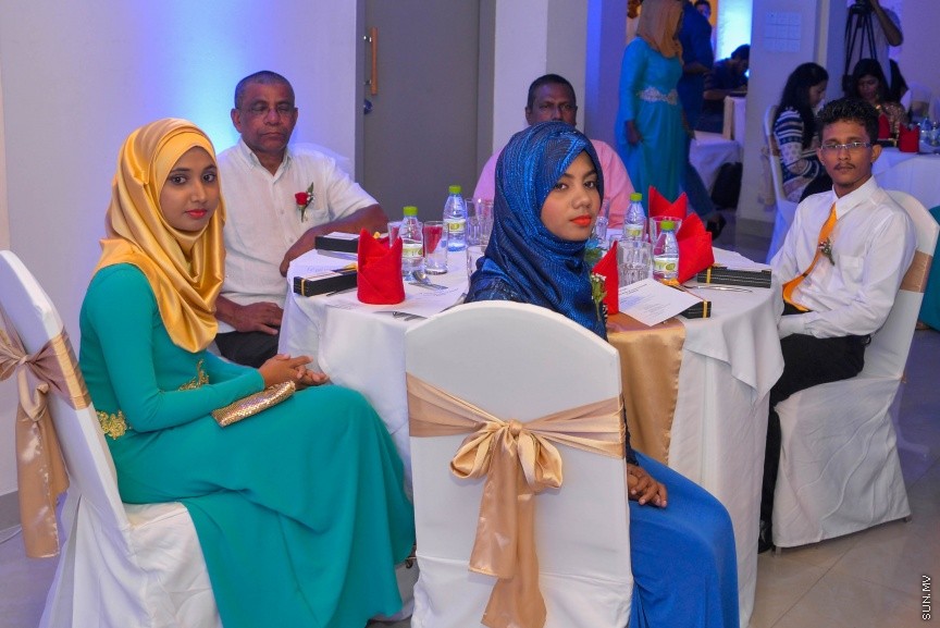  26 ސެޕްޓެމްބަރ 2016: އޭއެޗް އެންޑް އެސޯސިއޭޓްސް ބައިނަލްއަގުވާމީވެ، ކްރޯ ހޯވާތު މޯލްޑިވްސްއަށް ރީބްރޭންޑް ކުރުމަށް ބޭއްވި ރަސްމިއްޔާތުގެ ތެރެއިން--- ސަން ފޮޓޯ: މުހައްމަދު އަފްރާހް