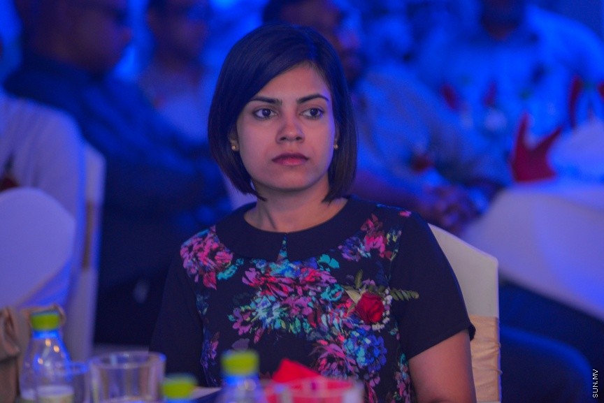  26 ސެޕްޓެމްބަރ 2016: އޭއެޗް އެންޑް އެސޯސިއޭޓްސް ބައިނަލްއަގުވާމީވެ، ކްރޯ ހޯވާތު މޯލްޑިވްސްއަށް ރީބްރޭންޑް ކުރުމަށް ބޭއްވި ރަސްމިއްޔާތުގެ ތެރެއިން--- ސަން ފޮޓޯ: މުހައްމަދު އަފްރާހް